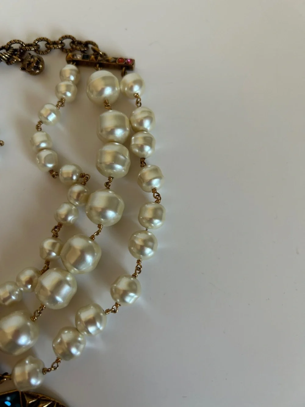 Gucci Pearl Necklace with Multicolor Crystal Double-G Logo Pendant - Picture 4 of 5